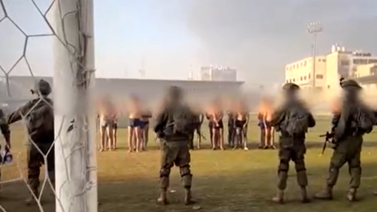 "Des femmes et des enfants détenus dans un stade à Gaza" : la vidéo choc