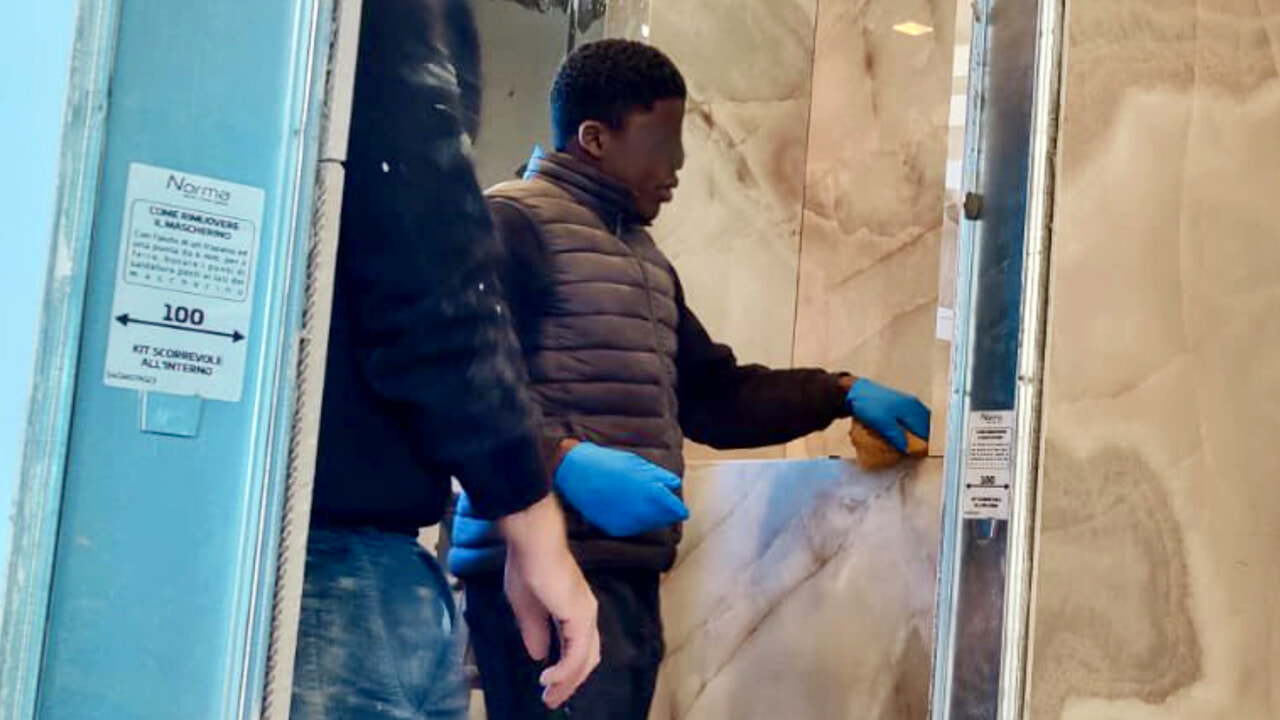 Surprise : il y a un immigrant dans la maison du ministre Crosetto
