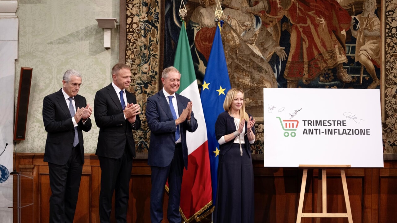 En Italie, l'inflation ralentit, Urso : "Grâce au chariot tricolore".  Mais les chiffres disent le contraire