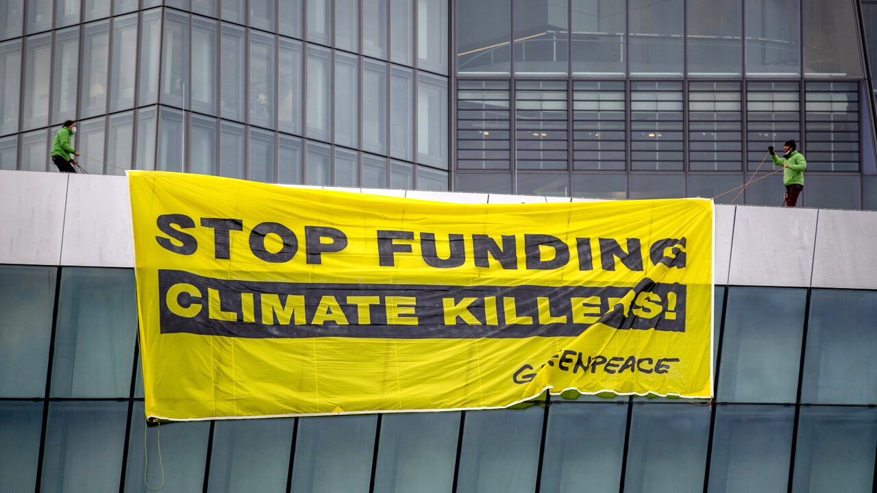 "Alors les grandes entreprises enfouissent le CO2 sous le tapis pour continuer à polluer"