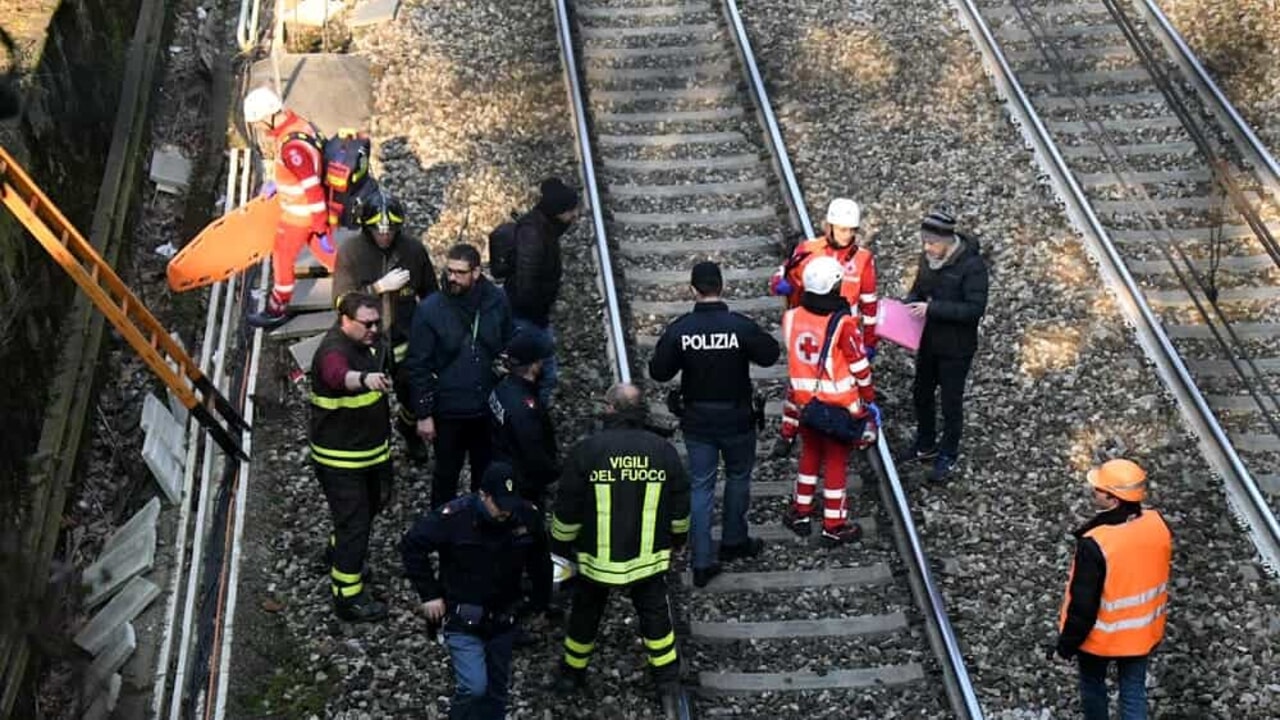 Il traverse la voie ferrée avec son scooter et est heurté et tué par le train