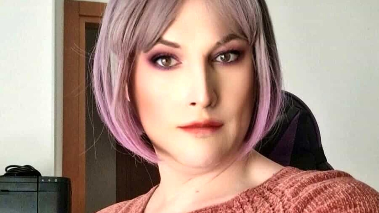 La compagnie de téléphone la laisse à la maison car elle est transsexuelle : "Les gens ne se sont pas rapprochés"