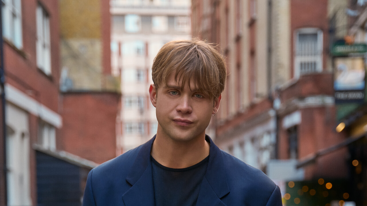 Qui est Leo Woodall, l'acteur qui incarne Dexter dans One Day (et où on l'a déjà vu)