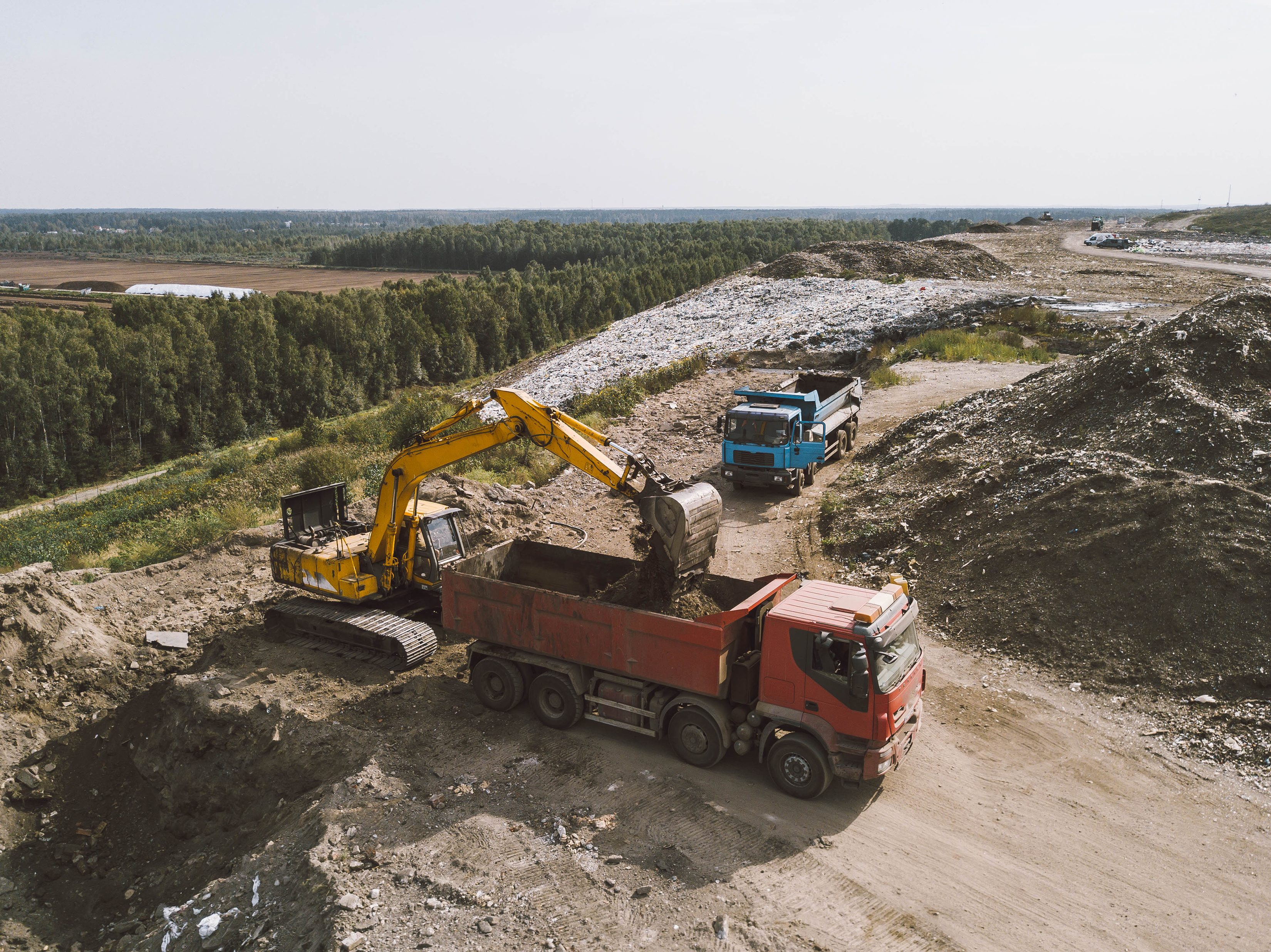 construction d'une route menant à une piste de ski de montagne