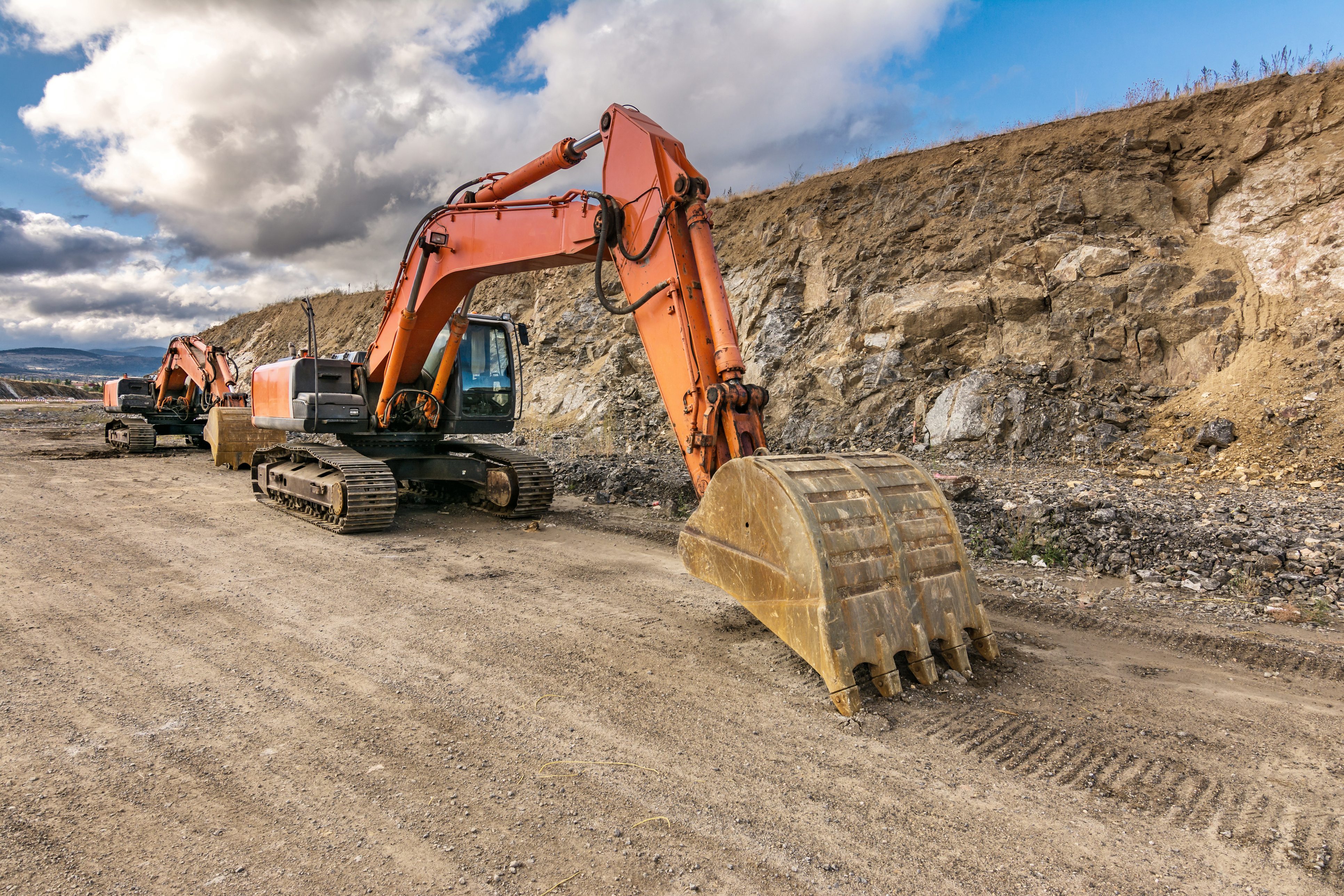 construction d'une piste de ski remplissant la montagne