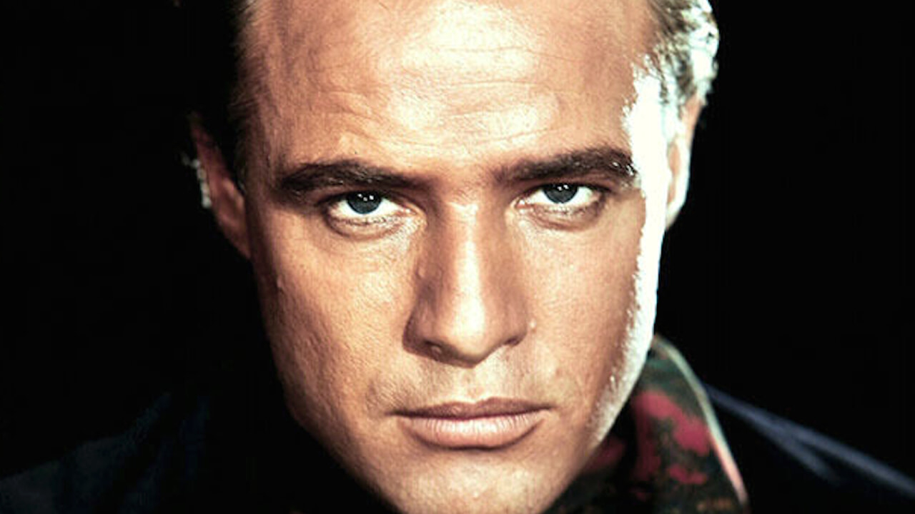 Il y a cent ans naissait la star rebelle d'Hollywood : la vie de Marlon Brando dans un livre