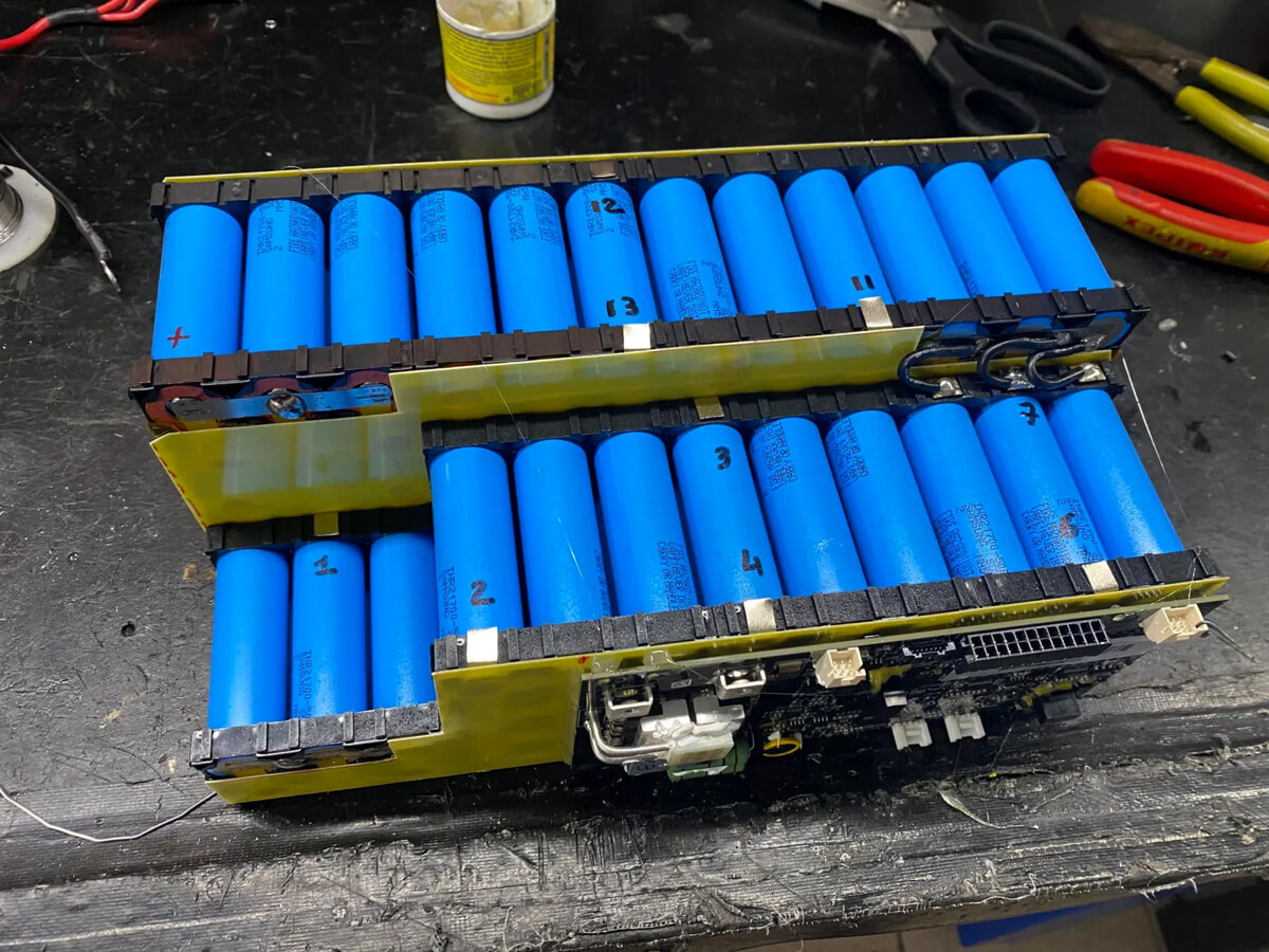 les cellules lithium-ion à l'intérieur de la batterie batterie-interne-scooter