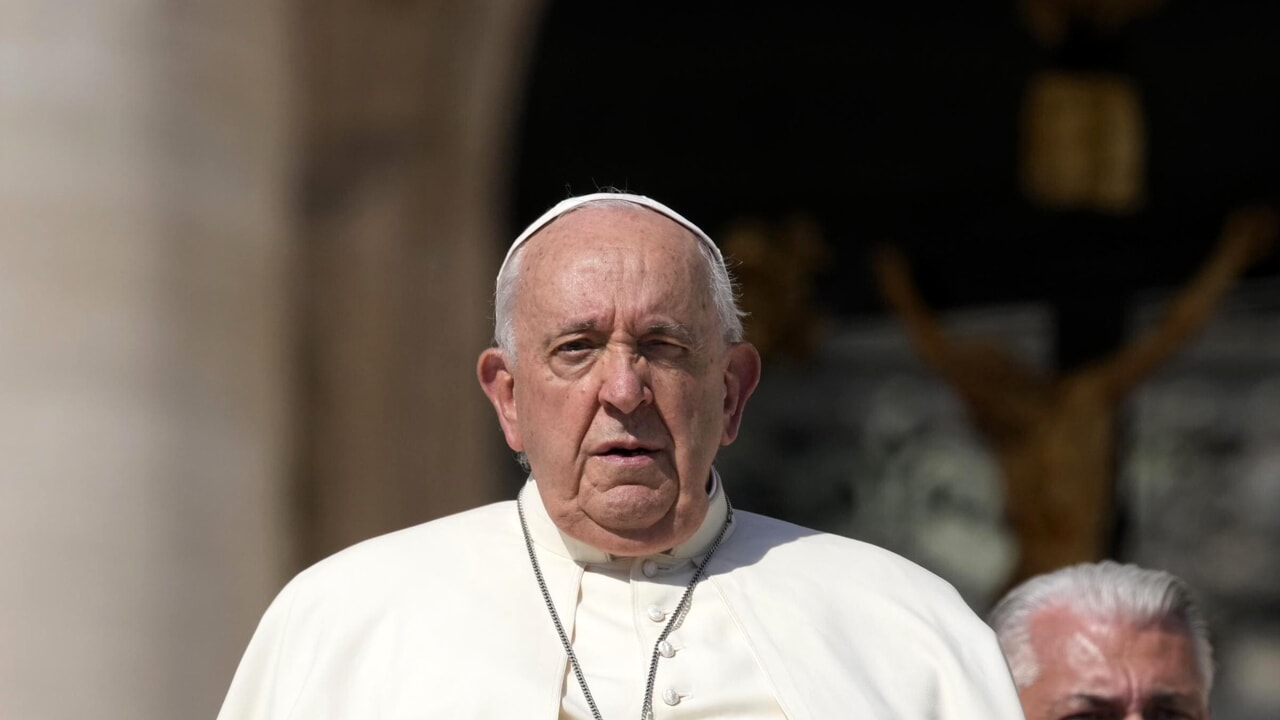 "Pédé" est horrible mais le pape François n'est pas Vladimir Luxuria