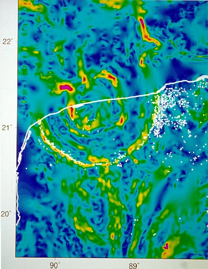 Carte de gradient horizontal de l'anomalie gravitationnelle du cratère Chicxulub (le nord est en haut).  Le littoral est représenté par une ligne blanche.  Une série de morphologies concentriques met en évidence la position du cratère.  Crédit : Wikimédia Commons