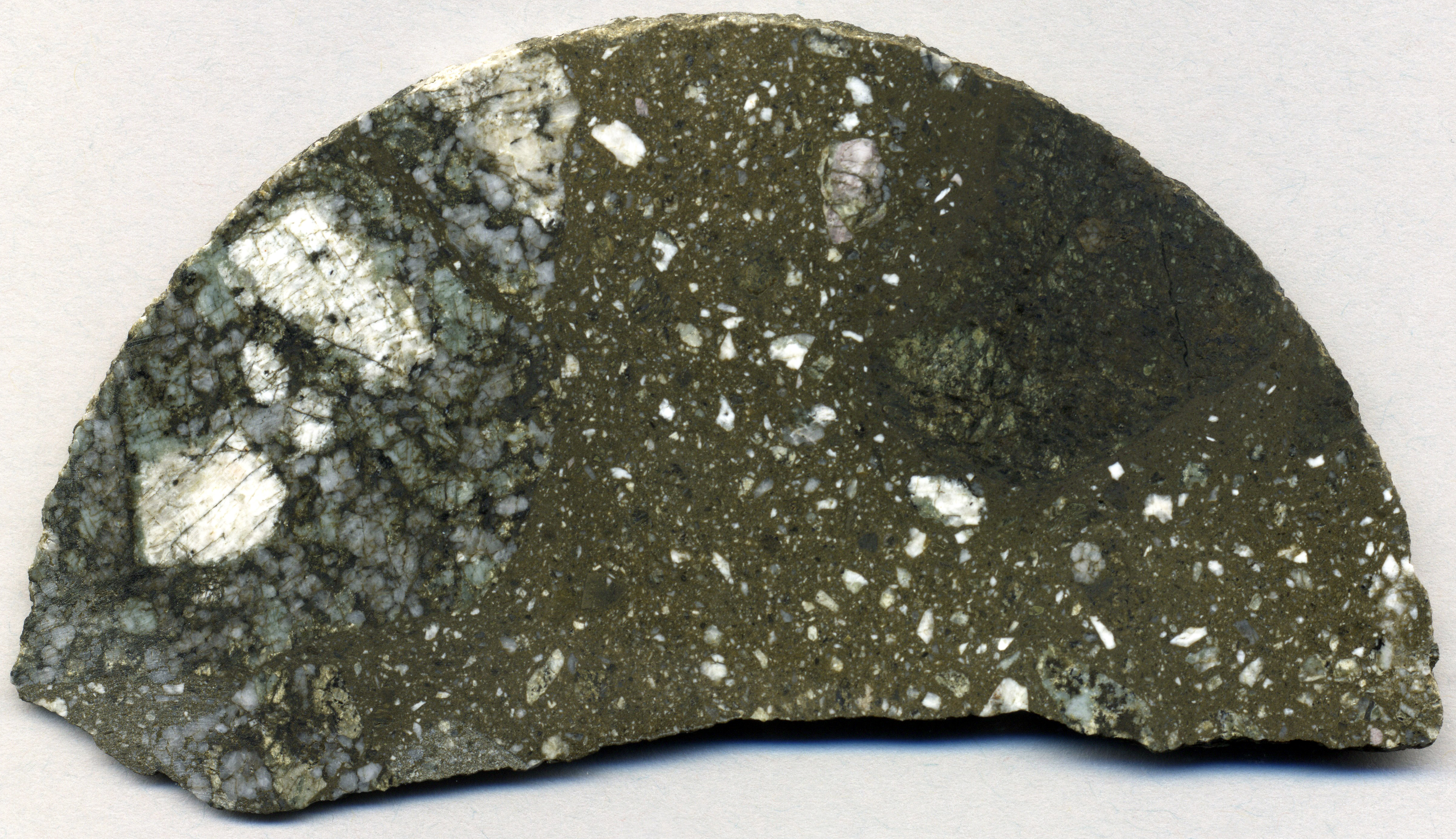 Fragment de roche d'impact du cratère Boltysh, Ukraine.  Via Wikimédia Commons