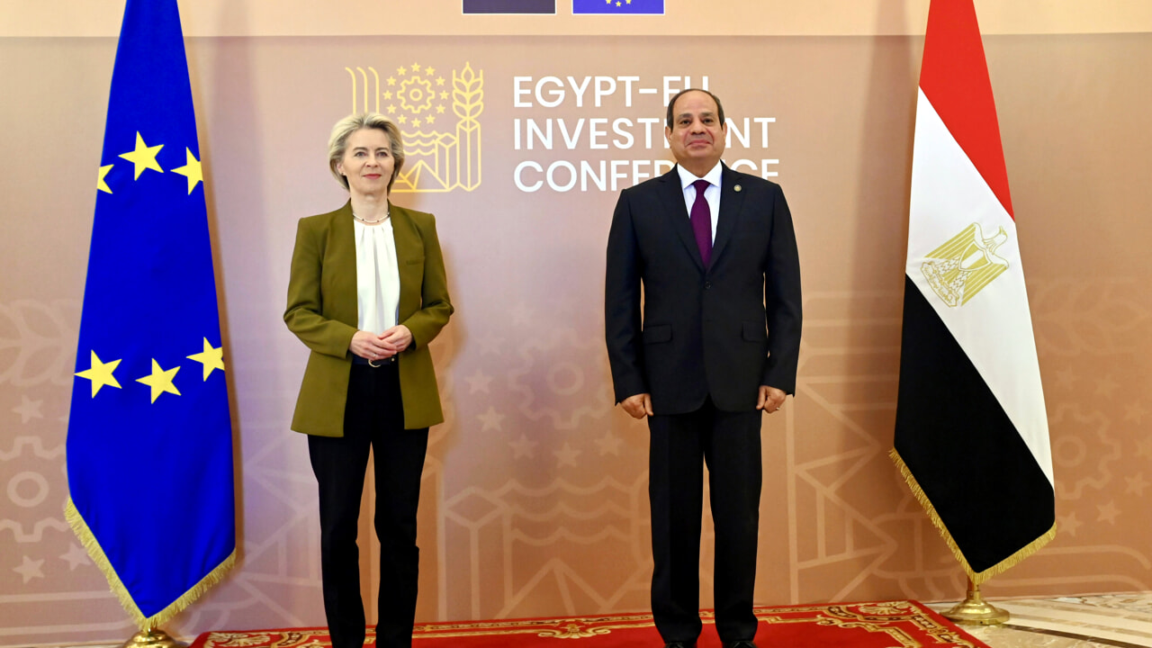 L'UE donne 1 milliard à l'Égypte (également pour arrêter les migrants)