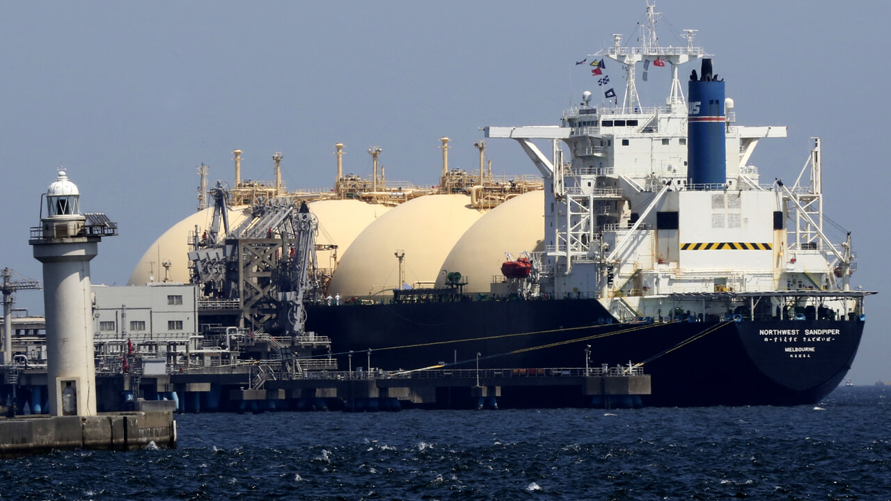 L’UE sanctionne pour la première fois le gaz russe : ce qui change pour Poutine