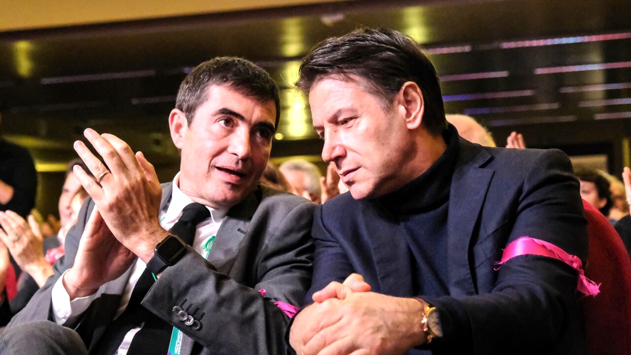 Le M5 tente d'entrer dans le groupe de la gauche radicale, qui dicte pourtant ses conditions