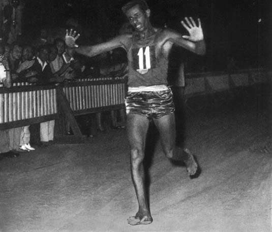 L'arrivée d'Abebe Bikila sur la ligne d'arrivée
