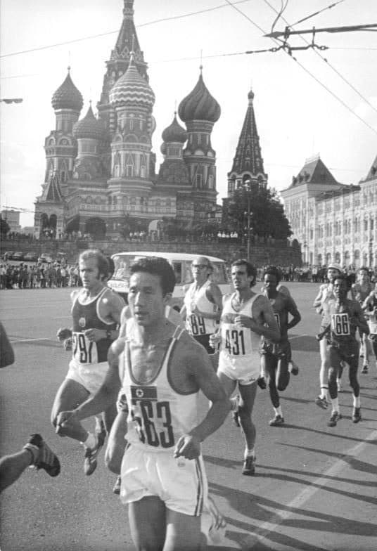 Le marathon des Jeux olympiques de Moscou de 1980 devant la cathédrale Saint-Basile