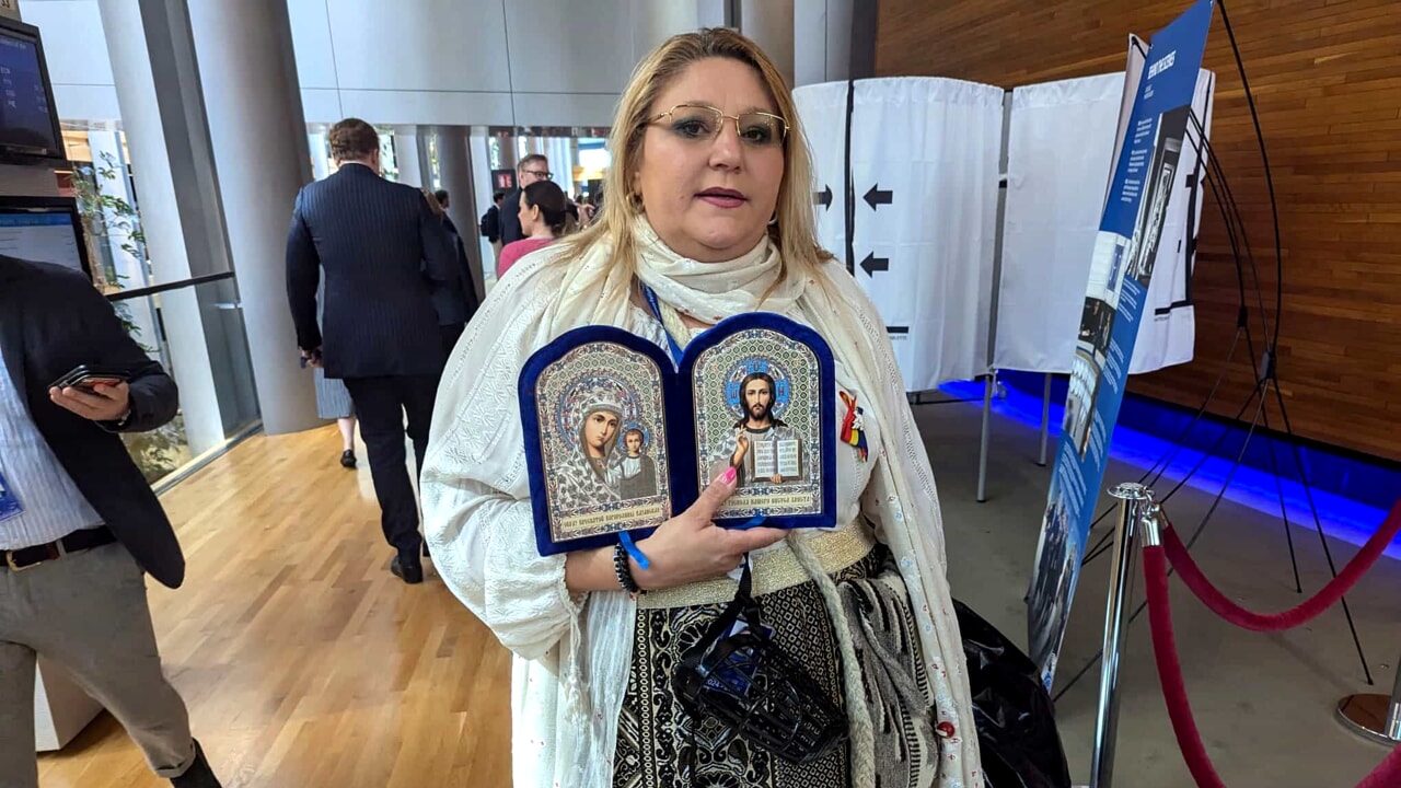 "Ici, il y a des démons" : le député NoVax qui veut exorciser le Parlement européen