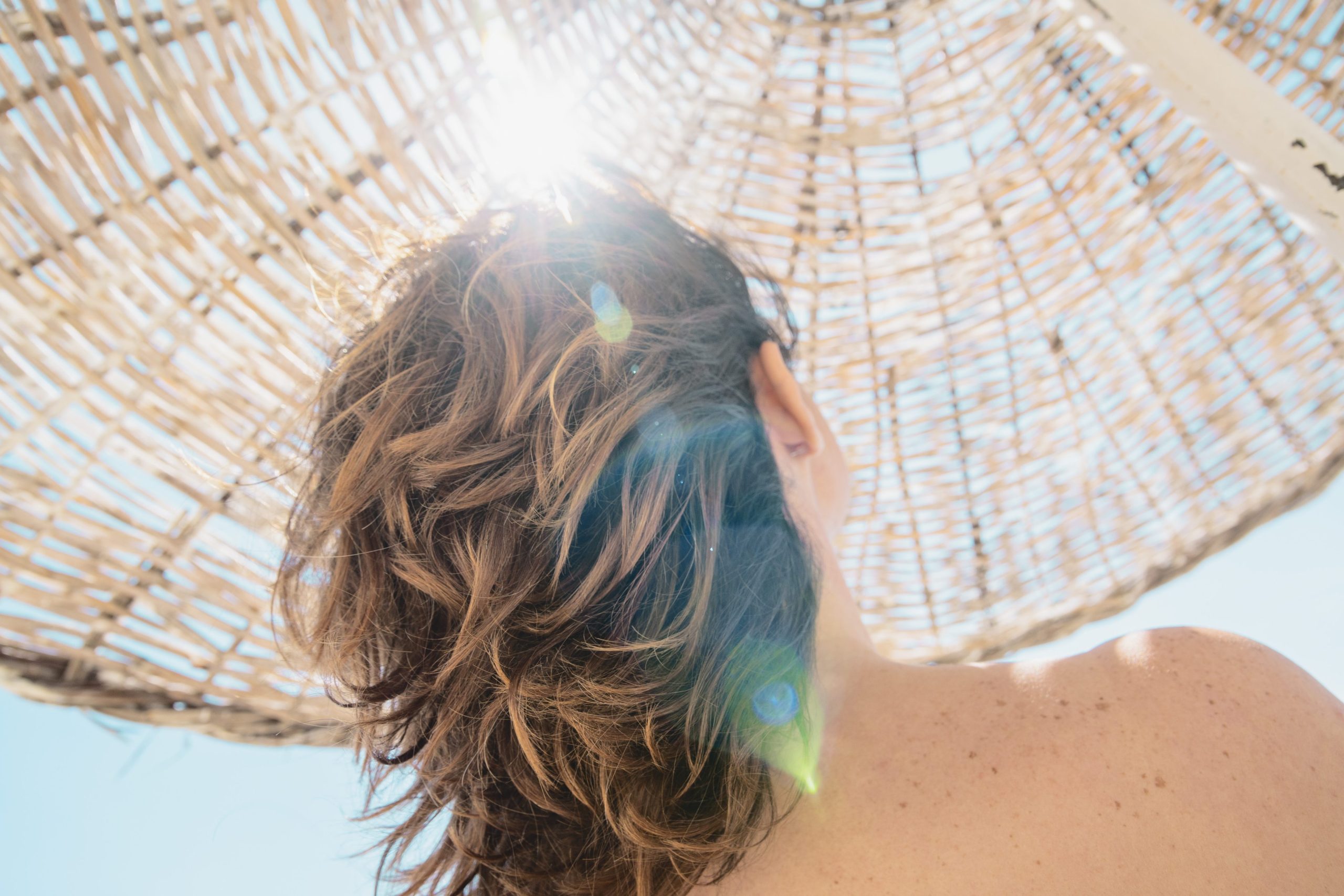 perche i capelli schiariscono al sole