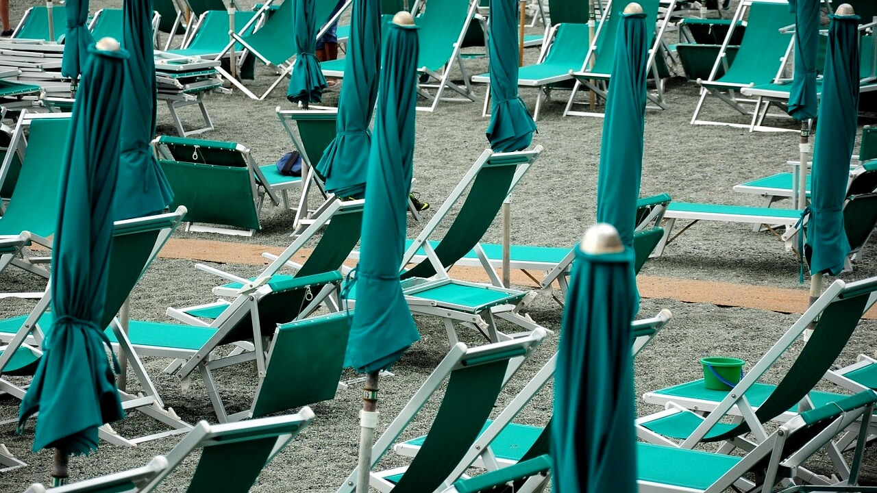Assez de "l'argent de protection" des transats super chers, il est temps de reprendre les plages