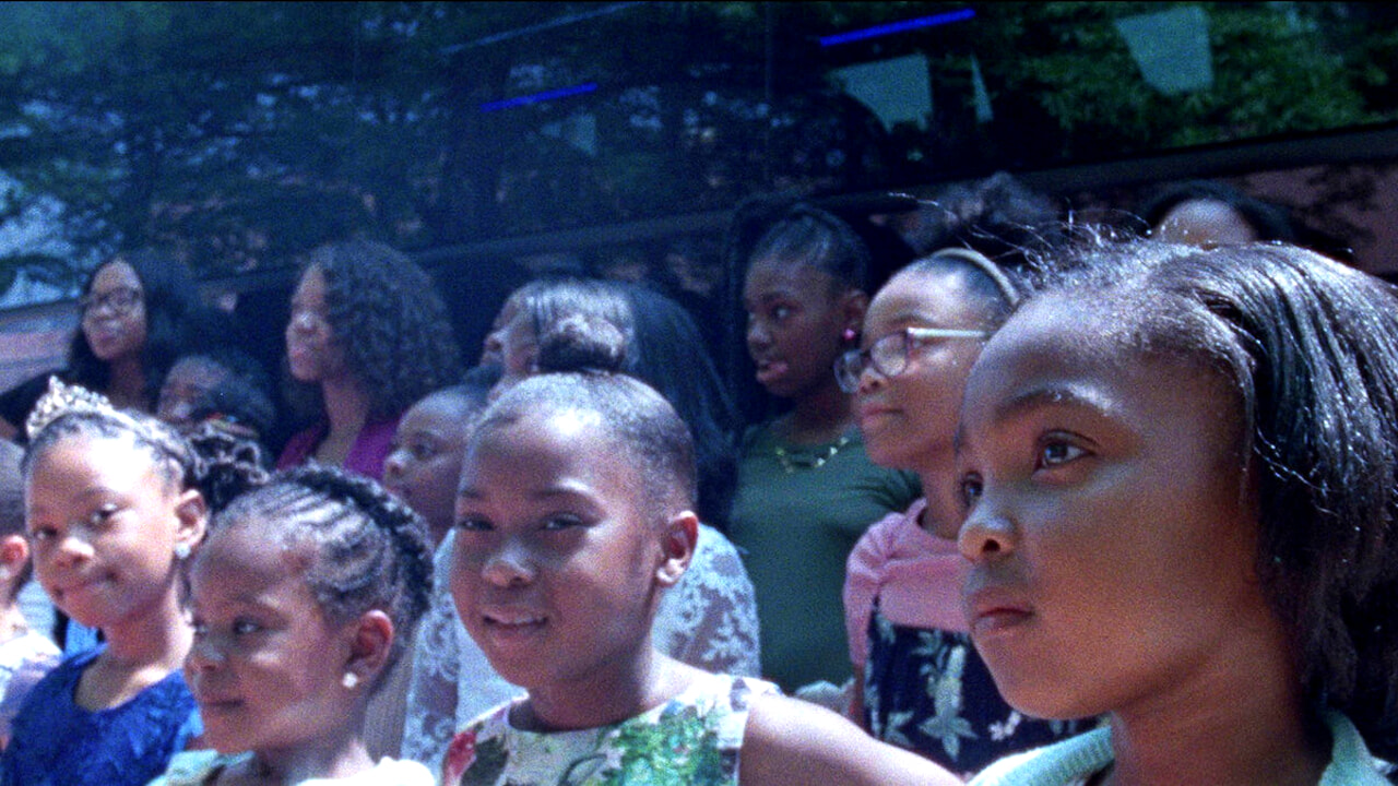 Daughters, le documentaire Netflix sur les enfants de prisonniers : bande-annonce et date de sortie