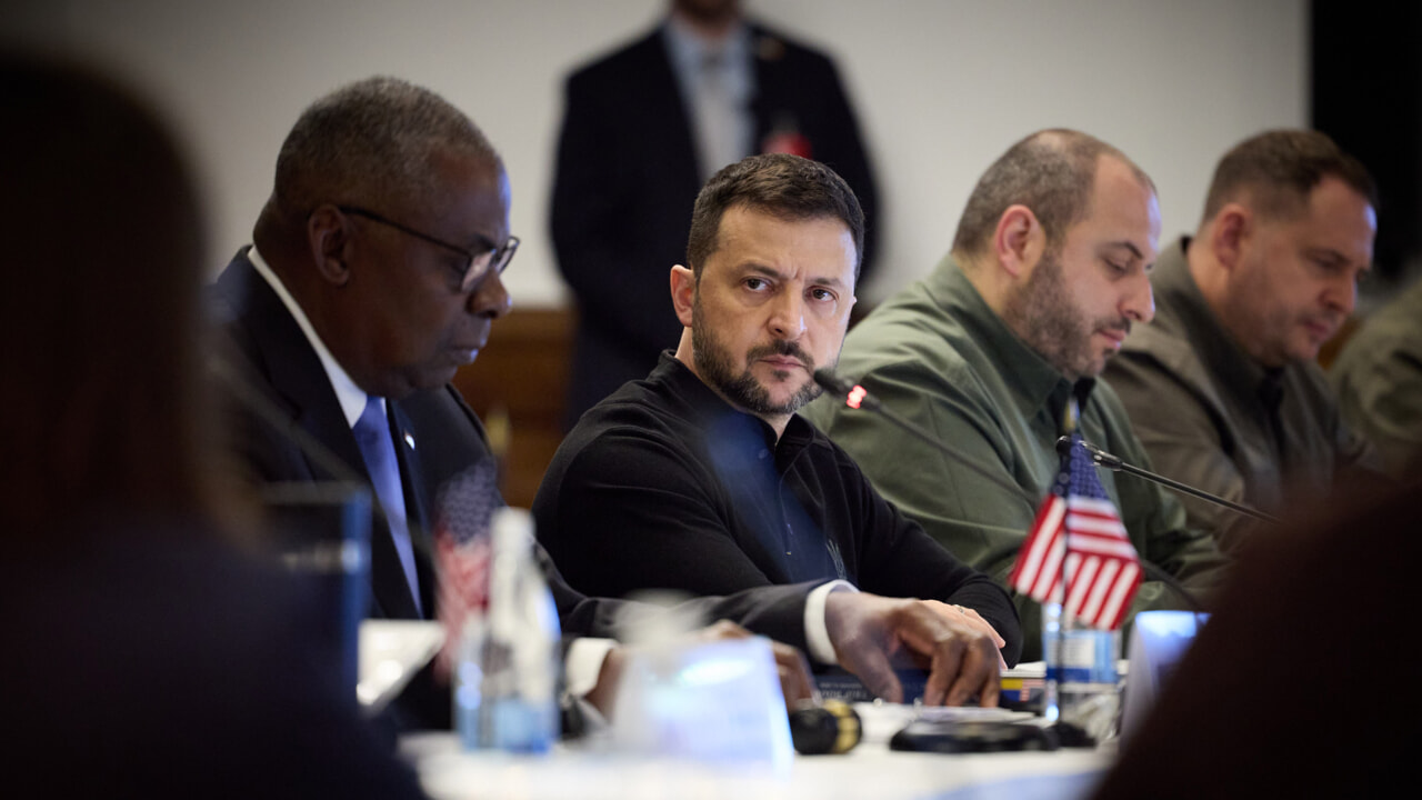 Zelensky en Italie pour « négocier » avec Meloni : « Donnez-nous plus d'armes pour attaquer la Russie »