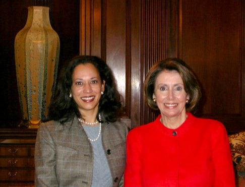 Harris en 2004 avec Nancy Pelosi, future présidente de la Chambre