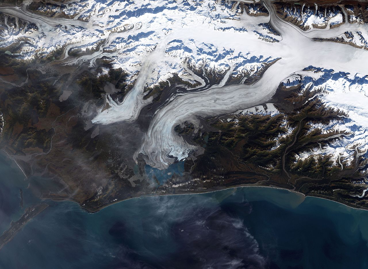 Glacier de Béring en août 2004. Crédit : NASA
