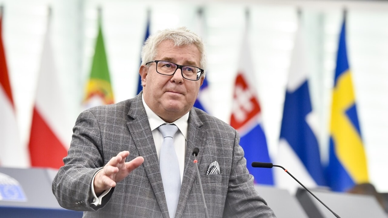 Plus de 200 mille euros de remboursements pour des voyages jamais effectués, le député risque 15 ans de prison