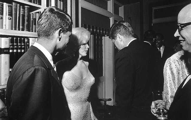 Marylin avec John et Bob Kennedy peu avant de chanter Joyeux anniversaire
