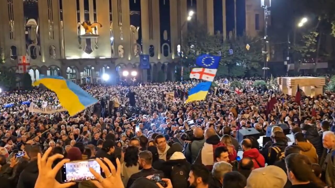 Après les élections, des milliers de personnes sont descendues dans les rues de Tbilissi pour dénoncer la nouvelle « opération spéciale russe »