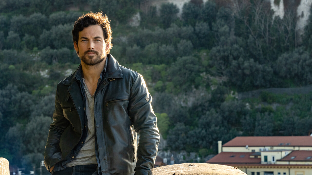 Giacomo Gianniotti : "Les scènes de nu sur Netflix ? Je n'étais pas à l'aise. Avec Grey's Anatomy je suis devenu un homme"