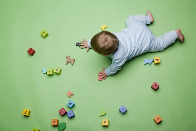 Chez les bébés qui rampent, le risque d'infection augmente
