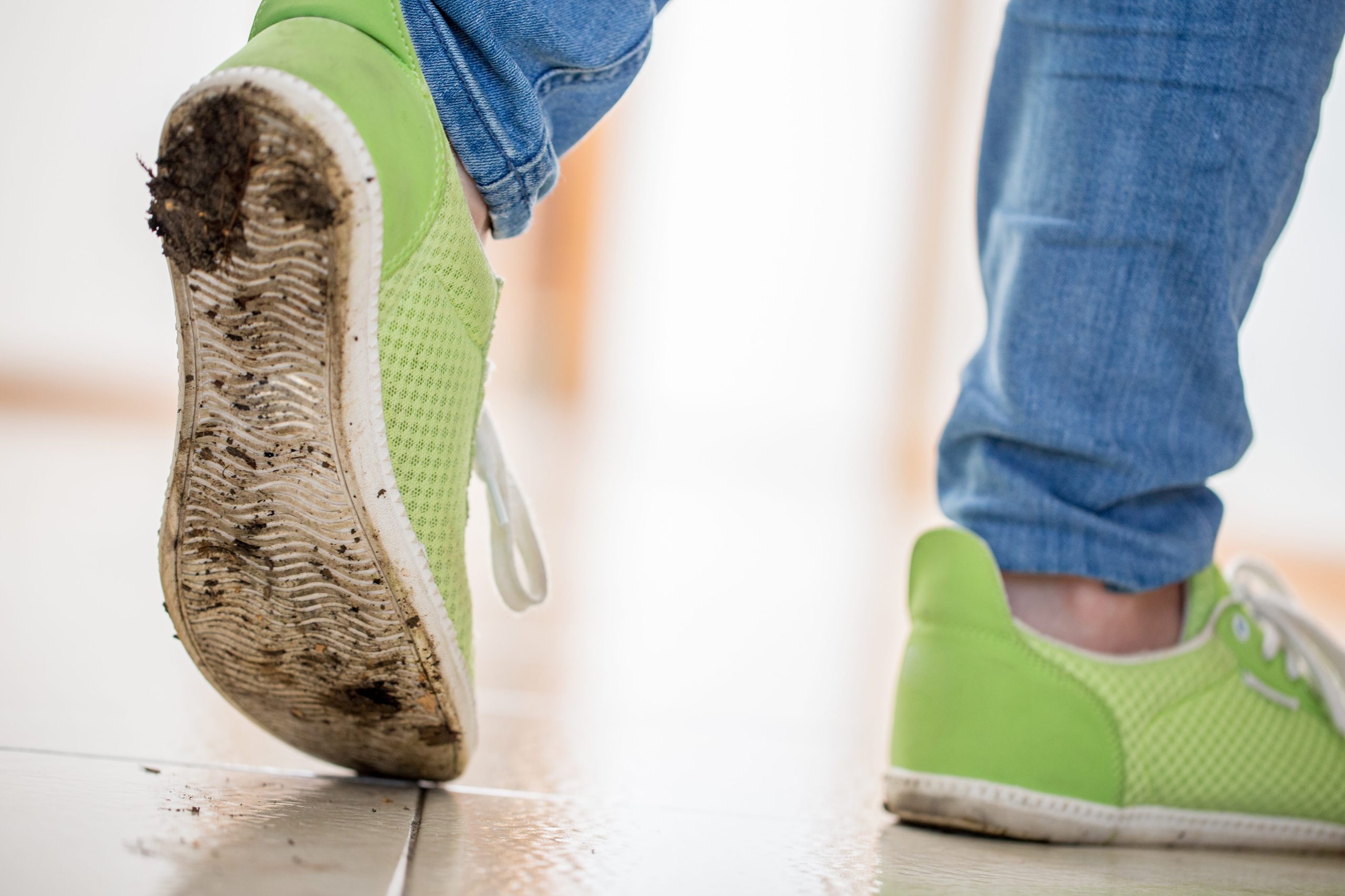 Scarpe sporche in casa trasportano batteri