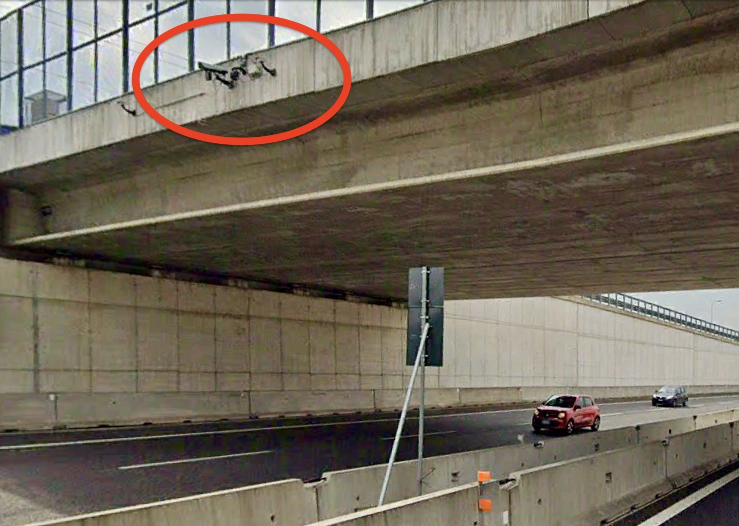 Le radar anti-permis de conduire le long de l'autoroute Cassanese en Lombardie (Photo Google) Le radar anti-permis de conduire le long de l'autoroute Cassanese en Lombardie (Photo Google)