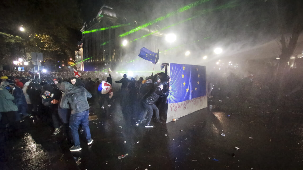 Affrontements, blessés et arrestations : la colère explose en Géorgie après la suspension de l'adhésion à l'UE