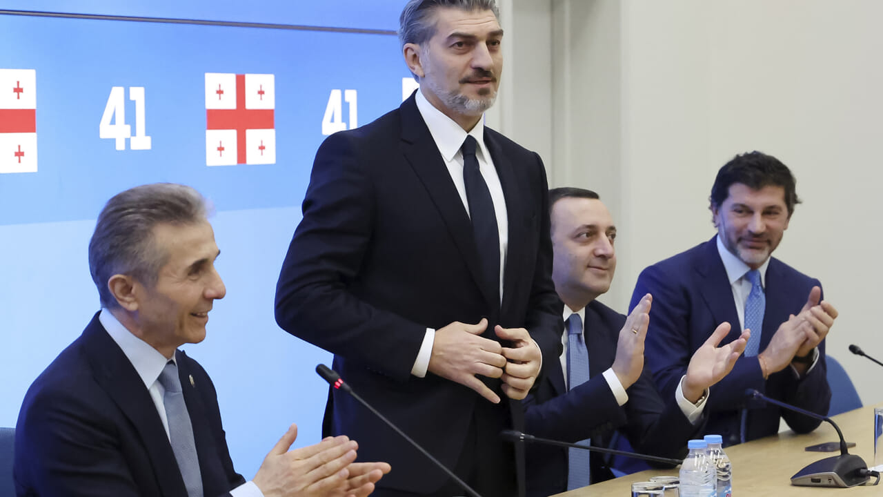 La tension monte en Géorgie : l’ancien footballeur Kavelashvili élu président
