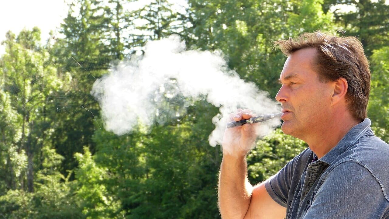 Arrêtez de fumer à l'extérieur, y compris la cigarette électronique