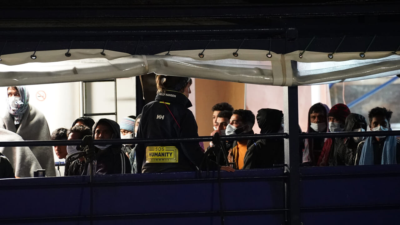 Rapatriements et nouveaux pays sûrs : le soutien de von der Leyen à Meloni sur les migrants