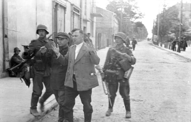 Arrestation de deux commissaires politiques soviétiques