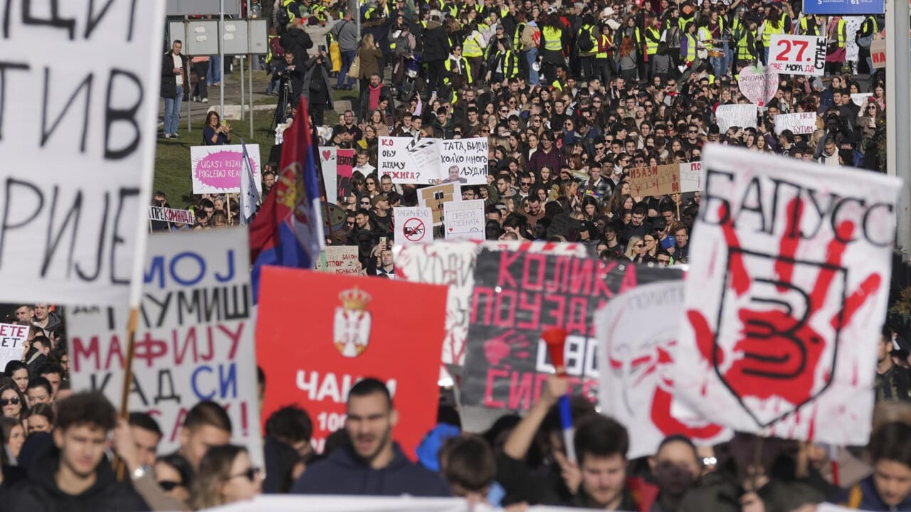 Dépassé par les manifestations des étudiants: le premier ministre serbe Vucevic démissionne