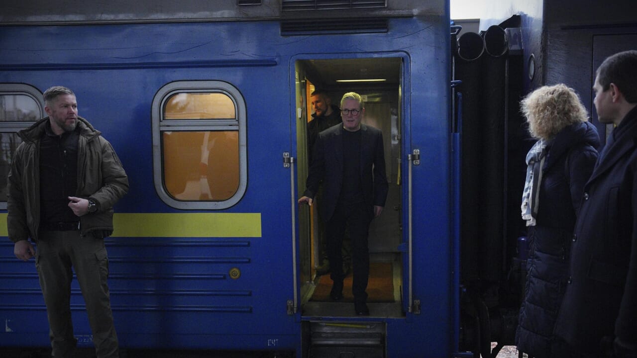 Explosions à Kiev lors de la visite de Crosetto et du Premier ministre britannique Starmer