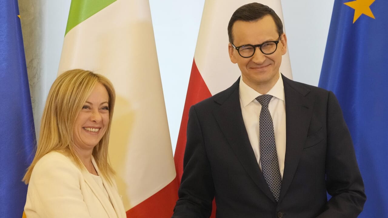 Morawiecki hérite de Meloni de la direction des conservateurs européens : il œuvrera pour l'unité de la droite
