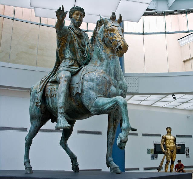 Statue de Marc Aurèle avec le bras droit levé