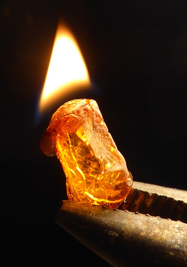 Fragment d'ambre qui brûle. Crédit: Wikimedia Commons