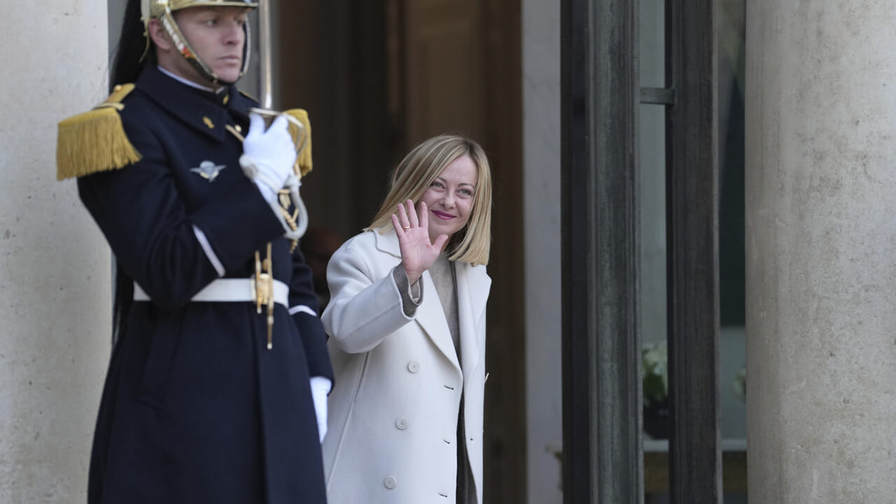 Les dirigeants européens à Paris, décide de l'Ukraine: Giorgia Meloni choisit le silence mais les oppositions le pressent