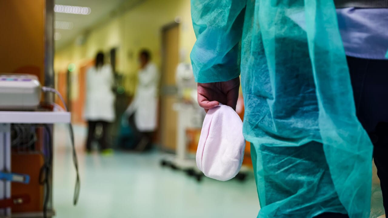 Alors ils sont morts une petite fille et le docteur (qui le donnait)