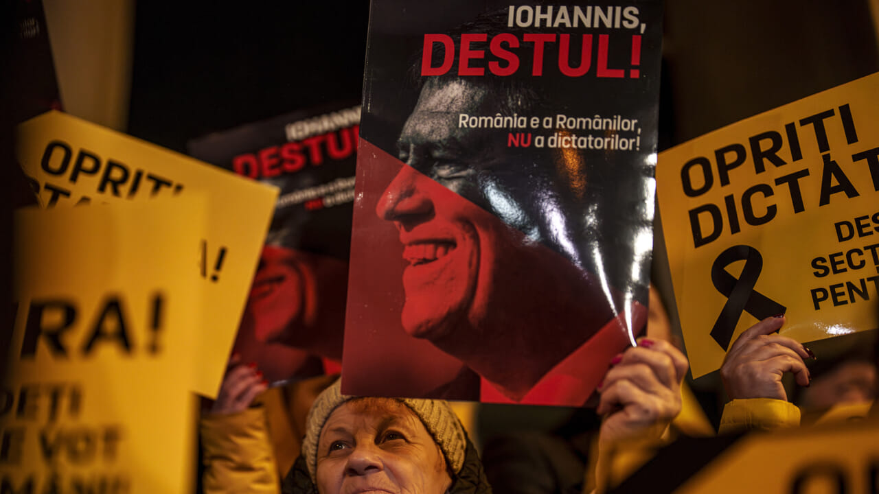 Chaos en Roumanie: le président Iohannis démissionne pour éviter la destitution