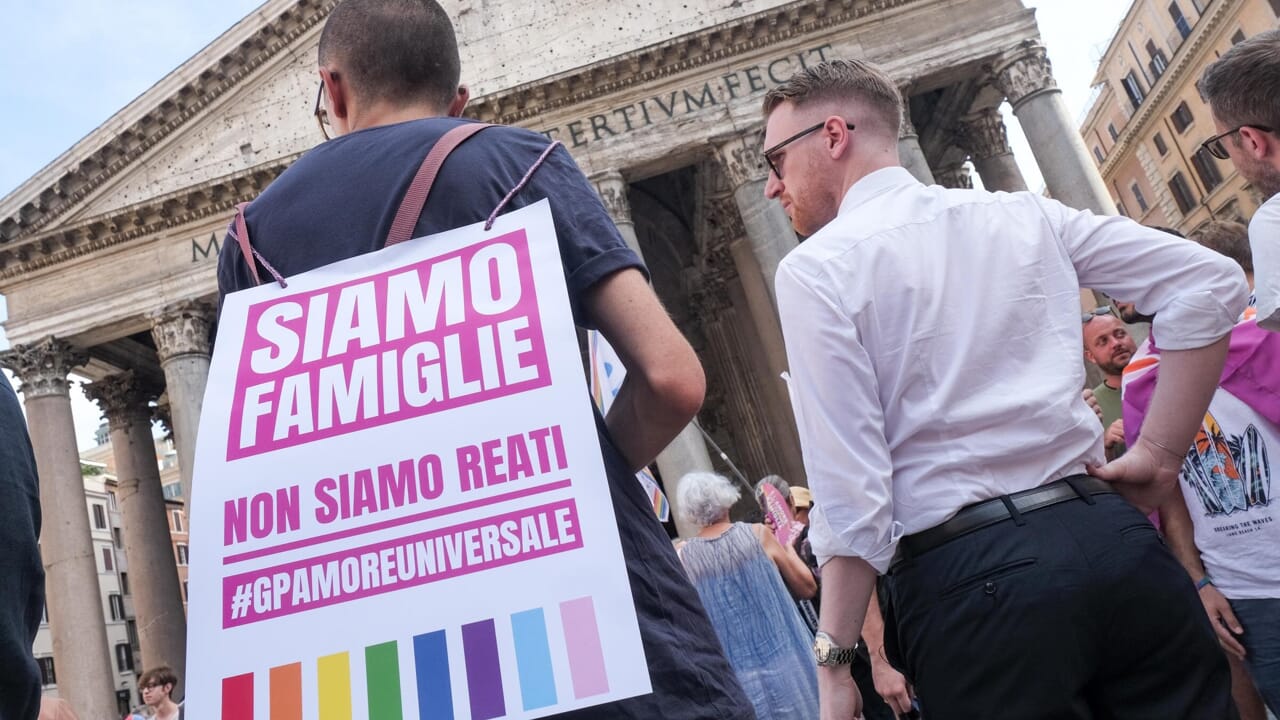 En Belgique, l'allié de Meloni légalise la maternité de substitution (qui en Italie est un «crime universel»)