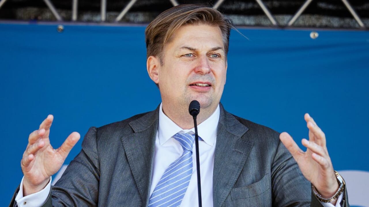 L'AFD pardonne Maximilian Krah, réadmis au groupe: il a dit "tous les SS n'étaient pas des criminels"