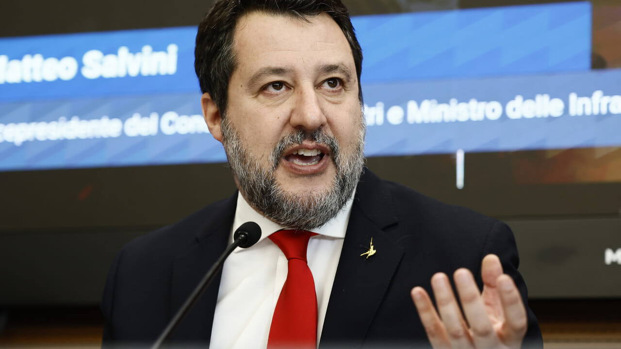 Salvini contre l'UE: "Assez avec ceux qui nous disent quoi manger et quelle voiture conduisait"