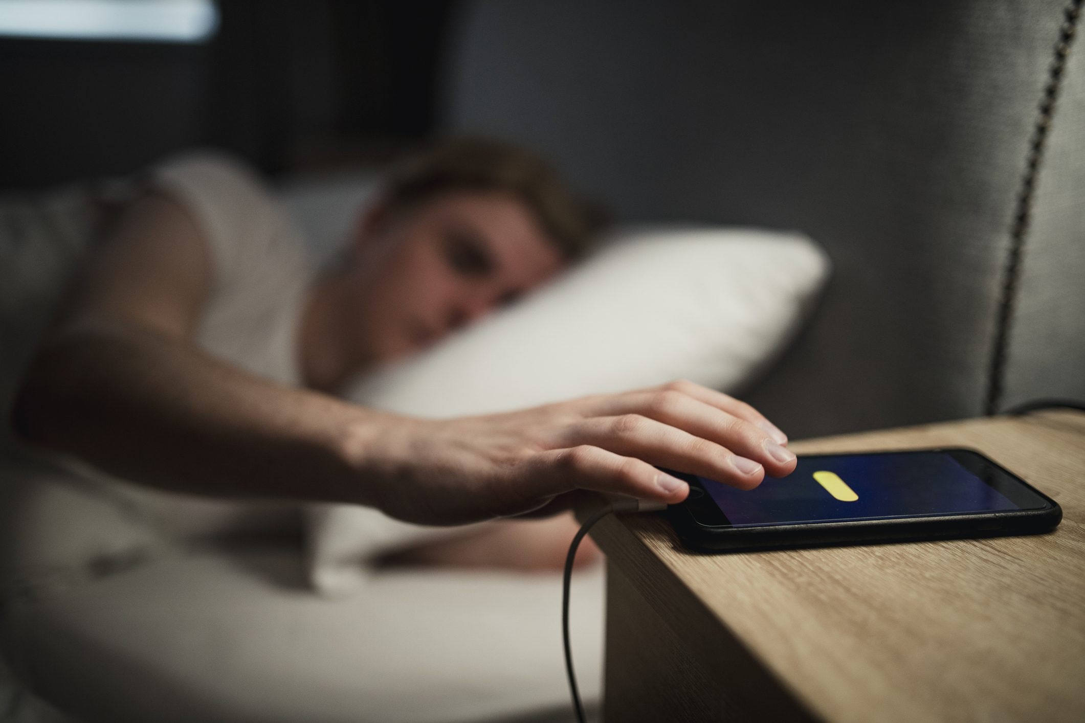caricare smartphone di notte
